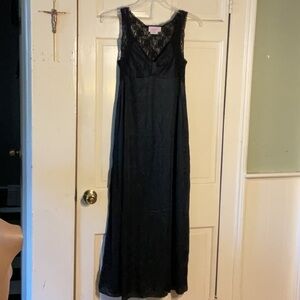 Women’s Elegant Black Scaasi nylon & Lace nightgown Medium